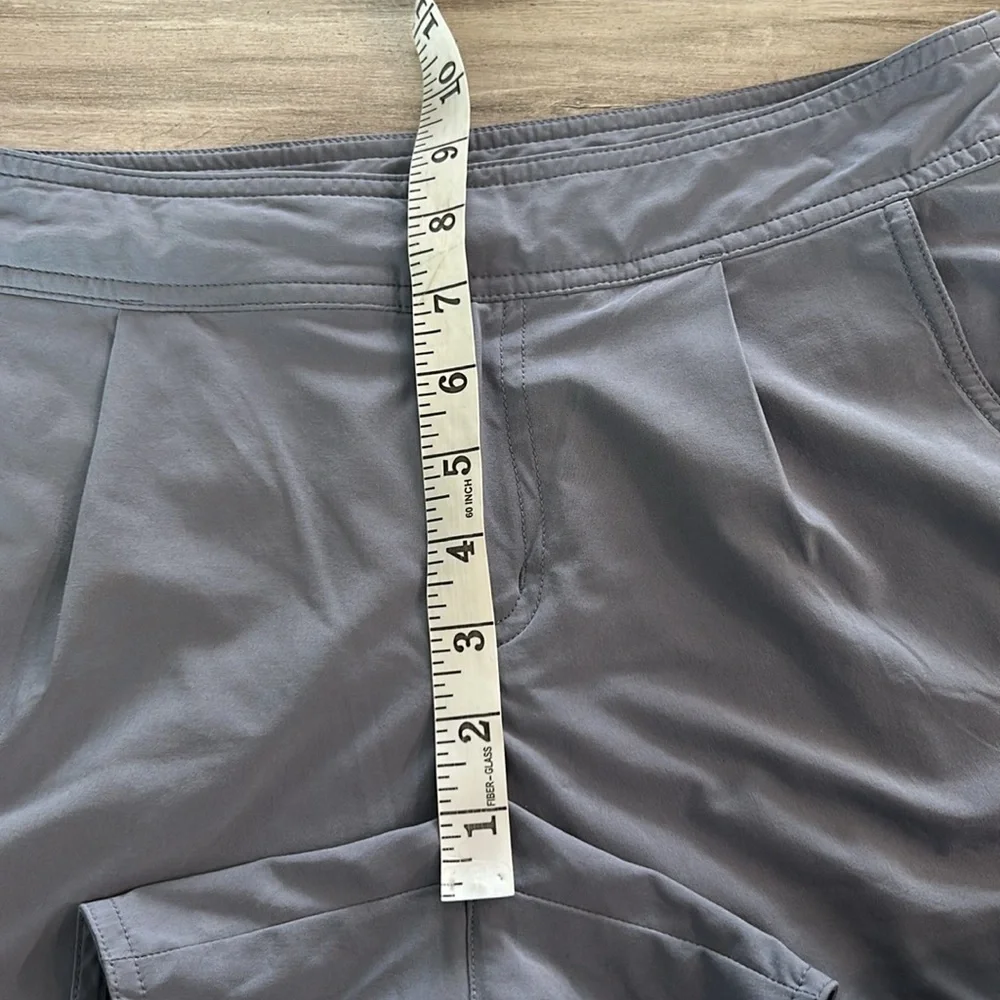 Athleta Gray Wahina Side Zip Back Pockets shorts size 4